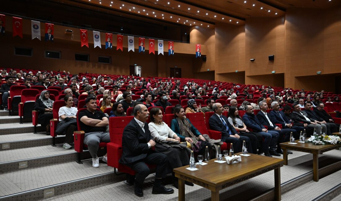 Kahramanmaraş Sütçü İmam Üniversitesinde (KSÜ) sahnelenen “Firavunla Yüz Yüze” adlı