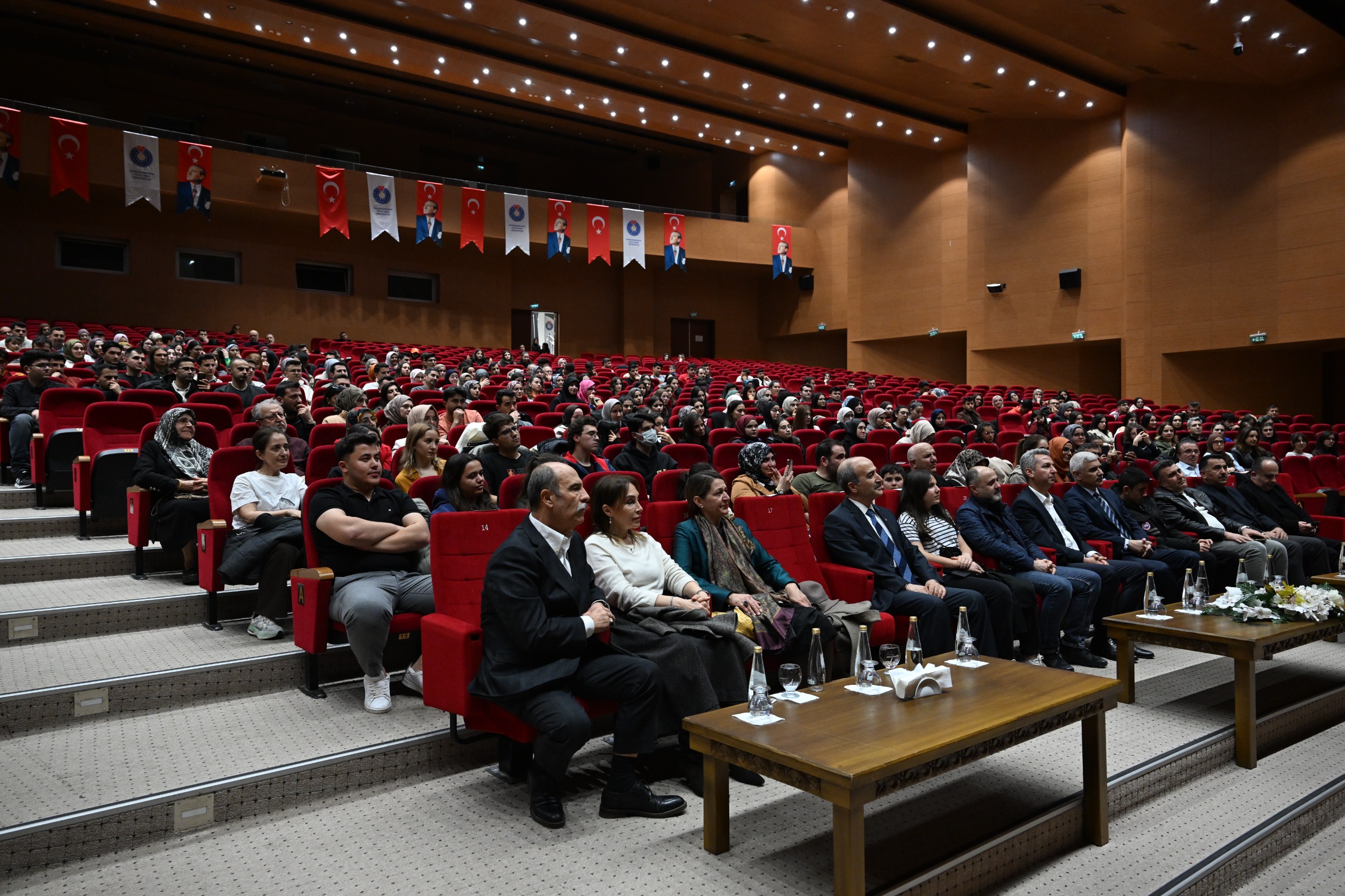 Kahramanmaraş Sütçü İmam Üniversitesinde (KSÜ) sahnelenen “Firavunla Yüz Yüze” adlı