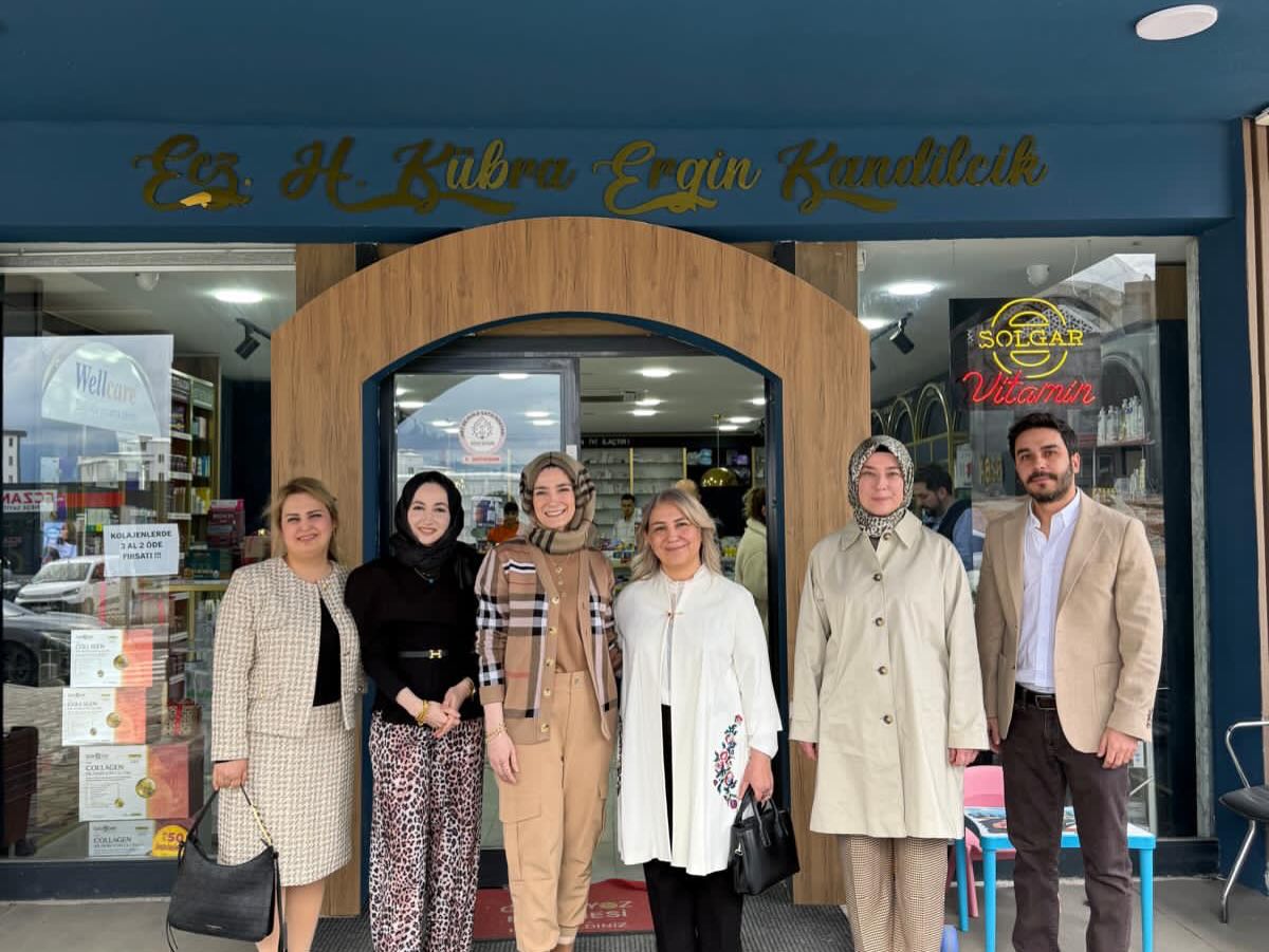 Başkan Ebru Kaya’dan eczacılara bayram ziyareti! 3 655265218 18351119779232494 4367357371515621081 n 1