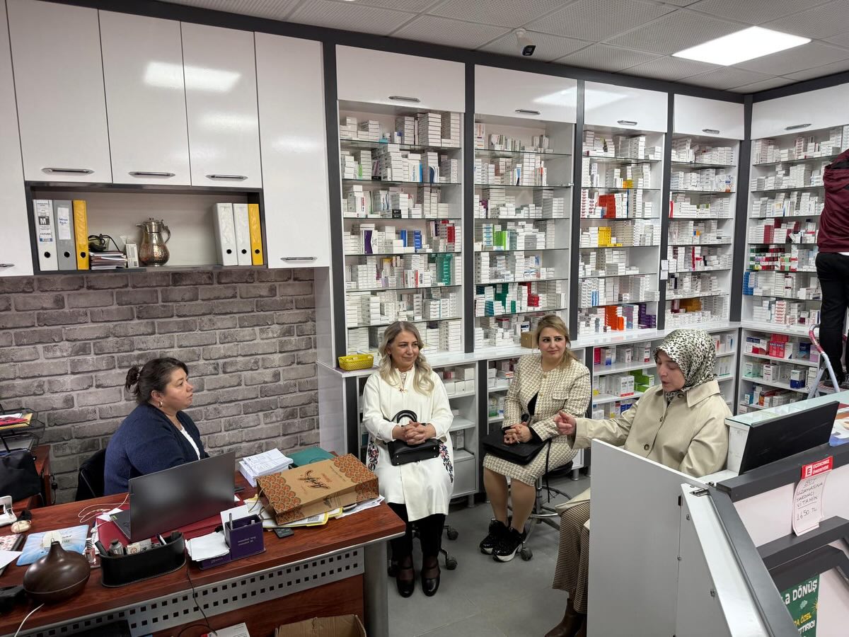 Başkan Ebru Kaya’dan eczacılara bayram ziyareti! 1 655939835 18351119806232494 521486601673284124 n