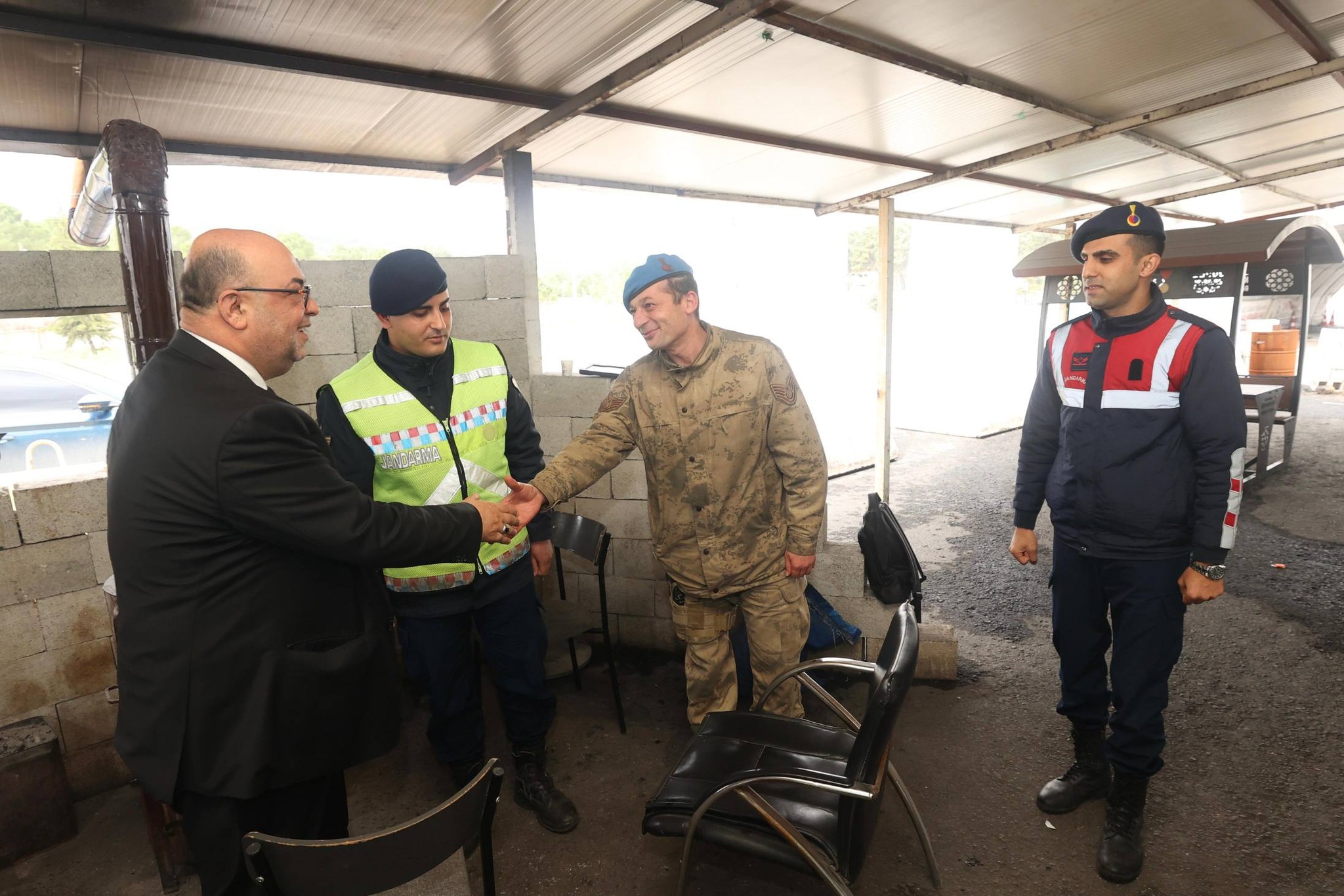 Başkan Akpınar’dan Bayramda Anlamlı Ziyaretler: Güvenlik Güçleri ve Hastalara Moral Oldu! 1 656087170 1545367184261755 386272958867234141 n
