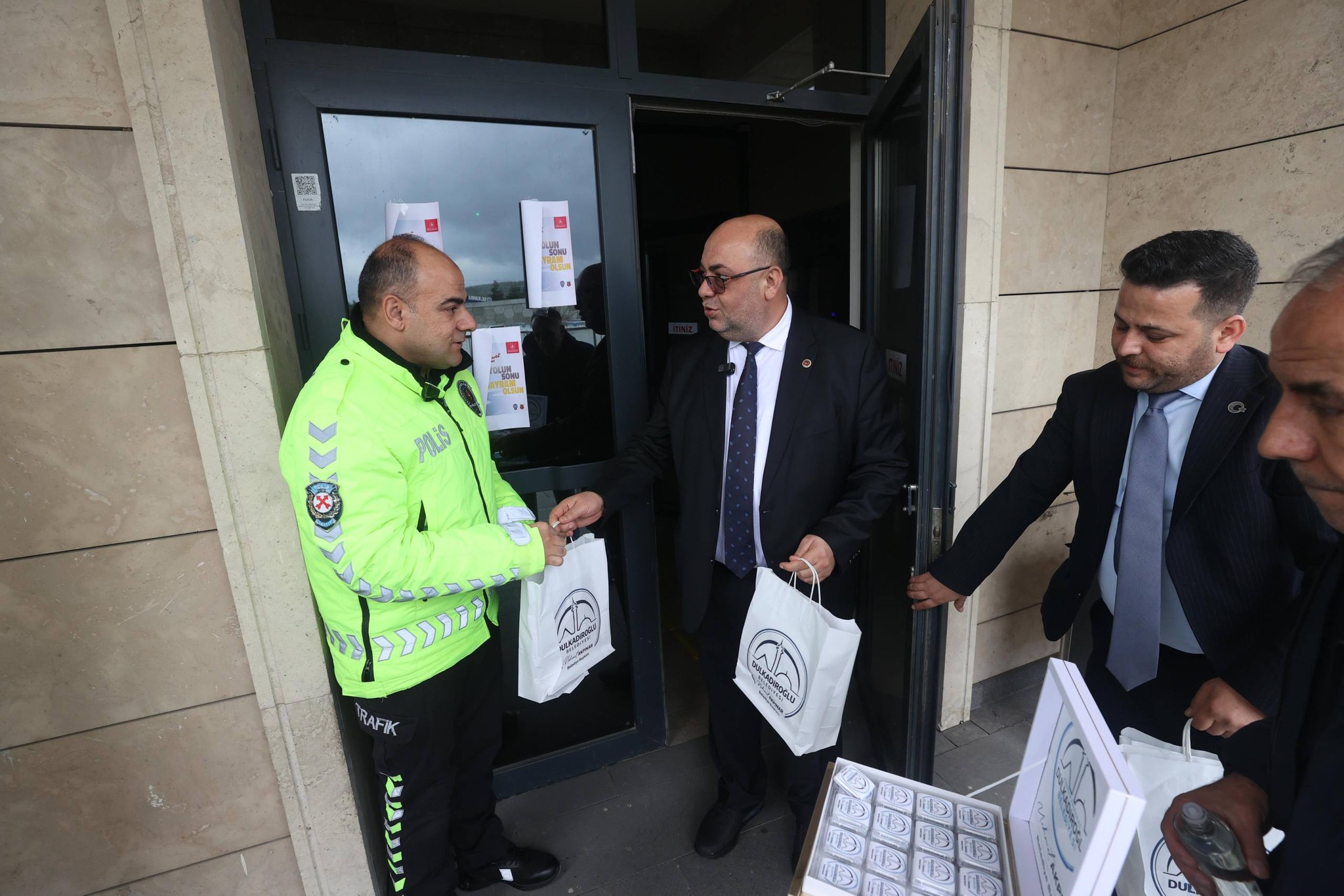 Başkan Akpınar’dan Bayramda Anlamlı Ziyaretler: Güvenlik Güçleri ve Hastalara Moral Oldu! 2 656254824 1545367424261731 3779744883305567917 n