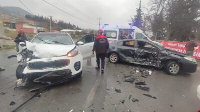 Kahramanmaraş’ın Onikişubat ilçesinde meydana gelen trafik kazasında iki otomobilin çarpışması