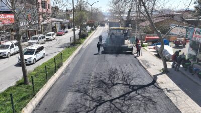 Büyükşehir Belediyesi, Dulkadiroğlu Recep Tayyip Erdoğan Bulvarı’nda asfalt mesaisini sürdürüyor.