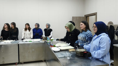 Büyükşehir Belediyesi tarafından gençlere yönelik güllaç yapım atölyesi düzenlendi.