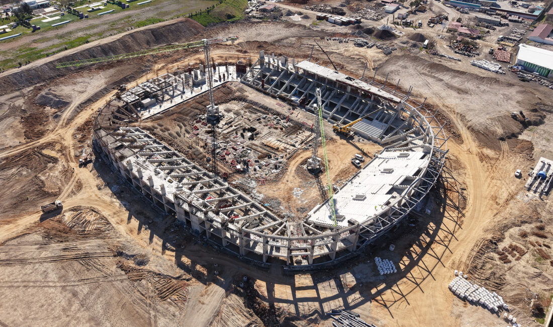 Dulkadiroğlu İstasyon Mahallesi’ndeşehrin yeni stadyumunun inşası hızla devam ediyor.