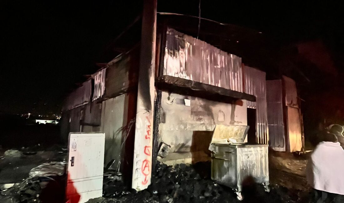 Kahramanmaraş'ta bir iş yerinin deposunda çıkan yangın itfaiye ekiplerince söndürüldü.
