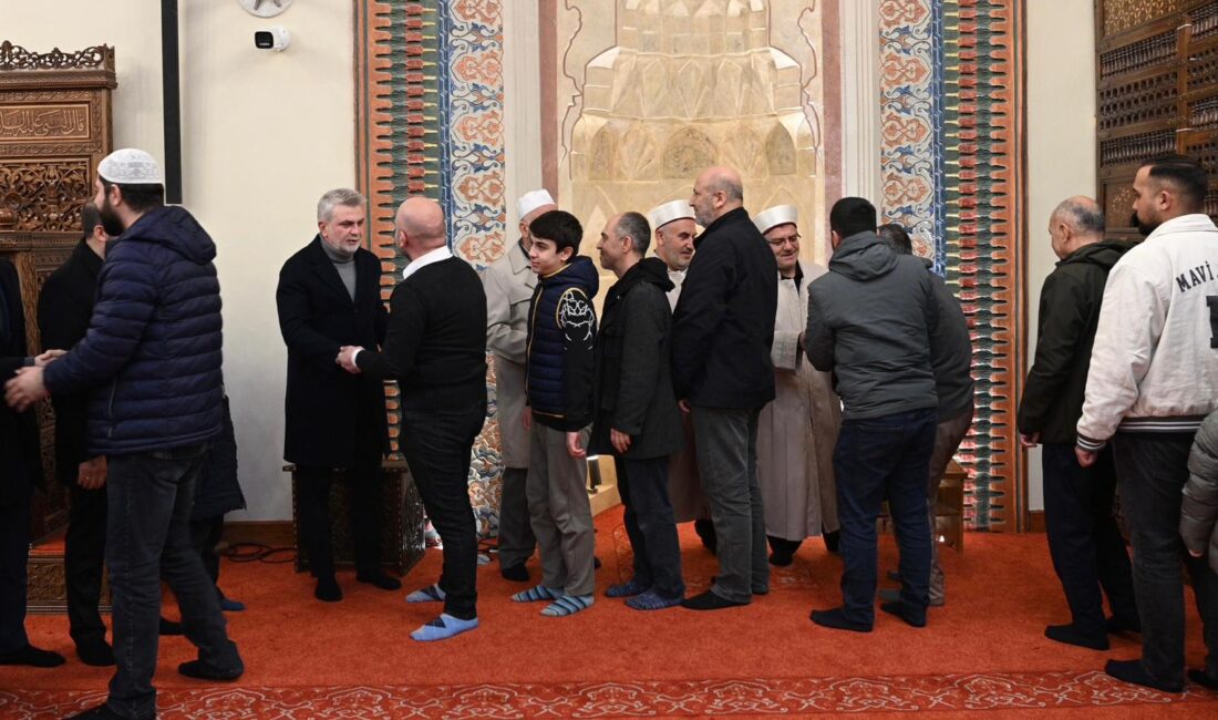 Tarihi Ulu Camii’de vatandaşlarla bayramlaşan Başkan Görgel, “Tüm hemşehrilerimin ve