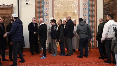 Tarihi Ulu Camii’de vatandaşlarla bayramlaşan Başkan Görgel, “Tüm hemşehrilerimin ve