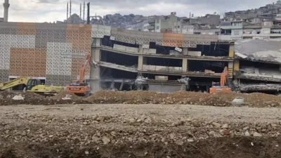 Kahramanmaraş’ın simge yapılarından Arasa Otoparkı’nda yıkım çalışmaları resmen başladı.