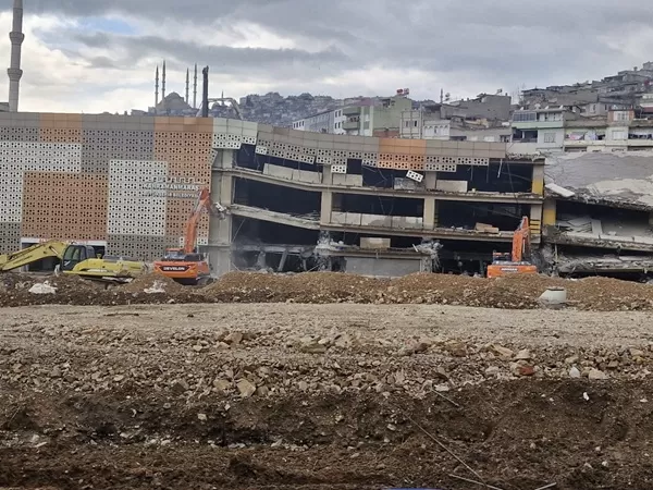 Kahramanmaraş’ın simge yapılarından Arasa Otoparkı’nda yıkım çalışmaları resmen başladı.
