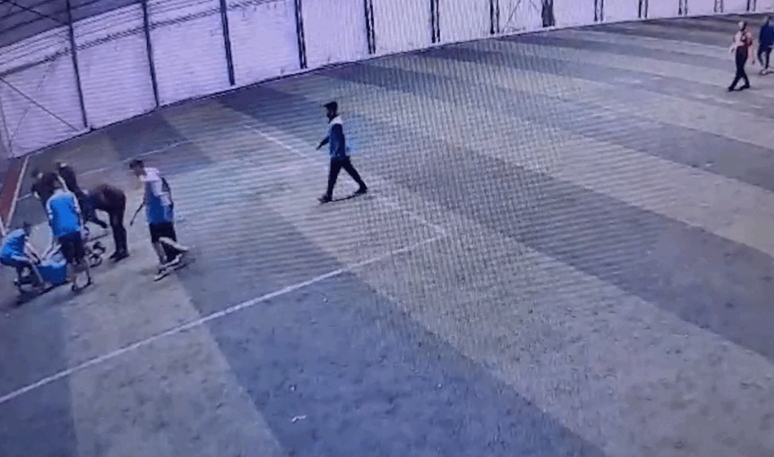 Kahramanmaraş'ın Onikişubat ilçesinde bir halı sahada arkadaşlarıyla futbol oynayan 45