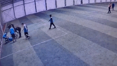 Kahramanmaraş'ın Onikişubat ilçesinde bir halı sahada arkadaşlarıyla futbol oynayan 45