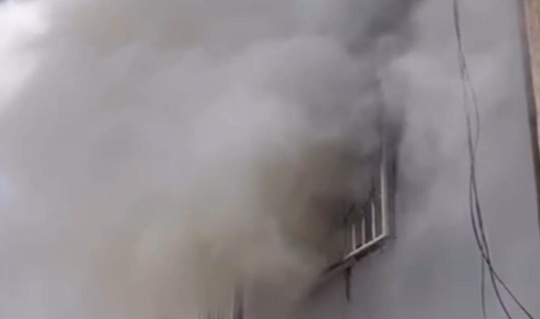 Kahramanmaraş’ın Onikişubatilçesindeki Ertuğrul Gazi Mahallesi’nde bir evde meydana gelen yangın,