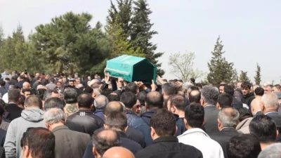 Kahramanmaraş’taki okul saldırısında yaşamını yitiren öğrenciler, gözyaşlarıyla son yolculuklarına uğurlanıyor.