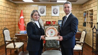 Kahramanmaraş Eczacılar Odası Başkanı Ebru Kaya ve beraberindeki heyet, Kahramanmaraş