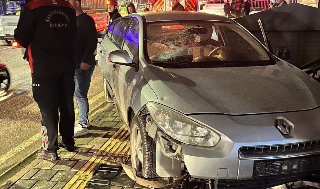 Kahramanmaraş’ın Dulkadiroğlu ilçesinde gerçekleşen trafik kazasında adeta can pazarı yaşandı.