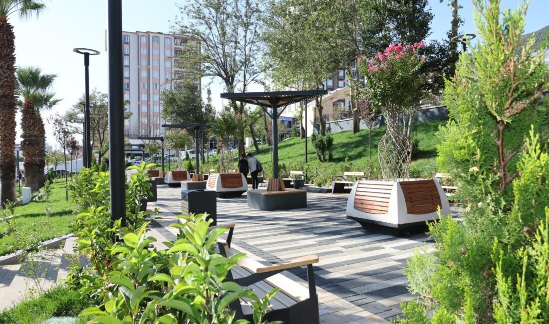 Hanifi Toptaş başkanlığındaki Onikişubat Belediyesi’nin park alanlarında hayata geçirdiği “Güvenli
