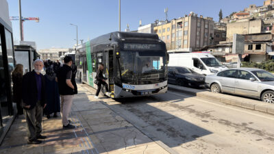 Büyükşehir Belediyesinin filosuna kazandırdığı elektrikli otobüsler hizmet vermeye başladı. Son