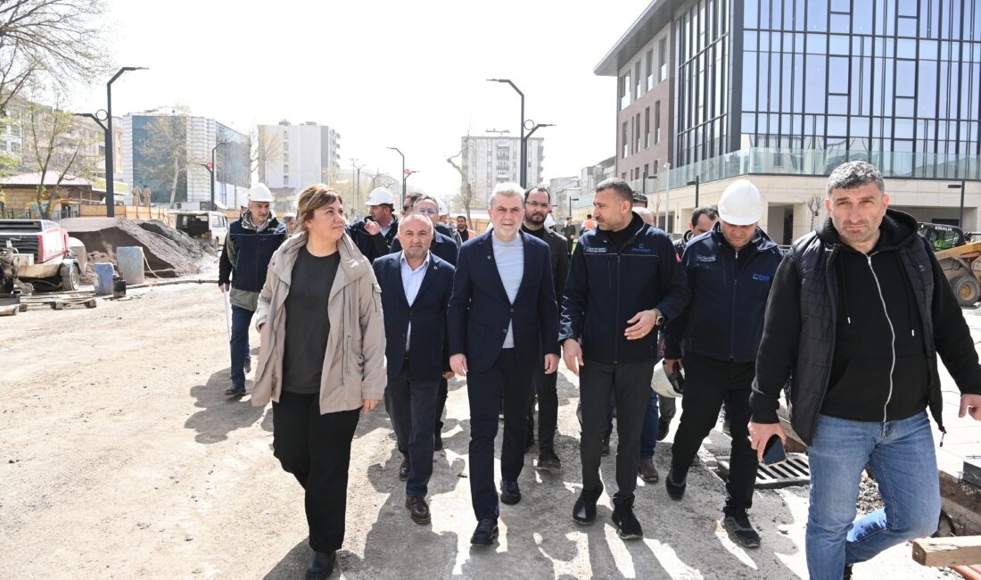 Şehir merkezinde yapımı devam eden kentsel tasarım alanlarını yerinde inceleyen