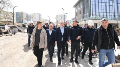 Şehir merkezinde yapımı devam eden kentsel tasarım alanlarını yerinde inceleyen