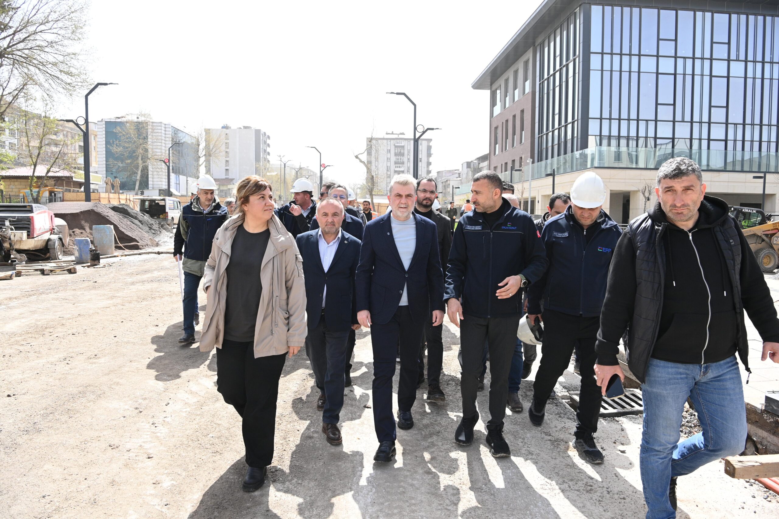 Şehir merkezinde yapımı devam eden kentsel tasarım alanlarını yerinde inceleyen