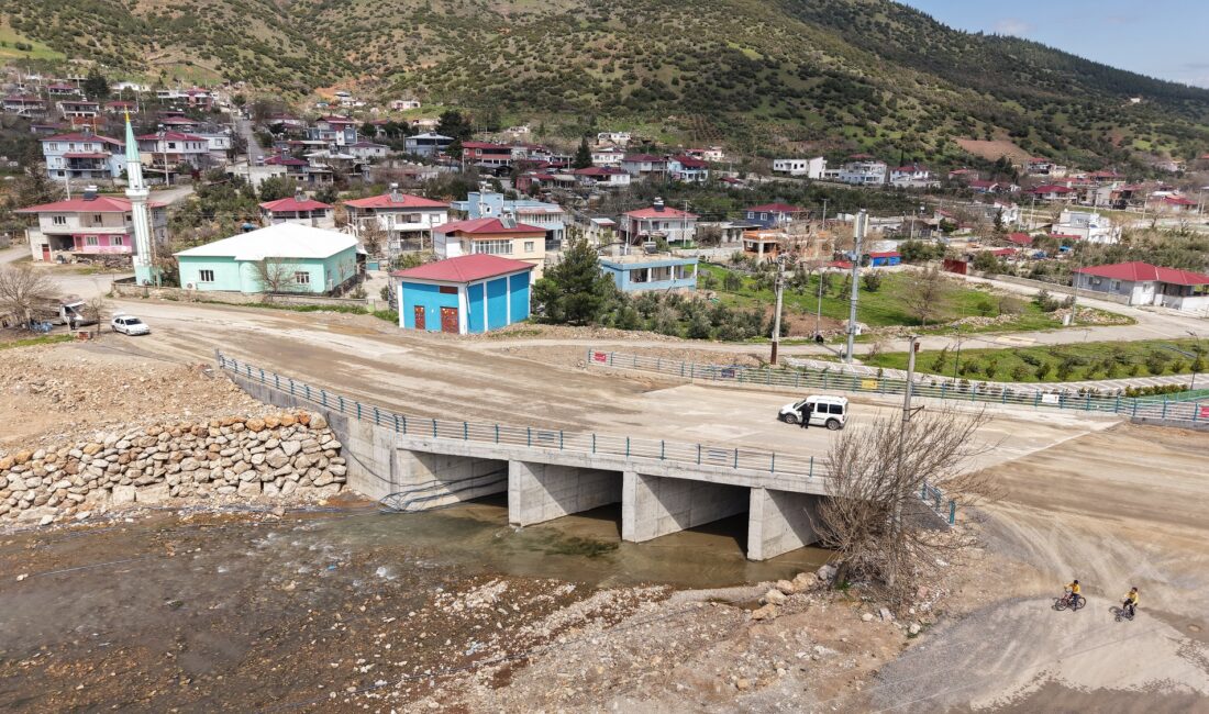 Büyükşehir Belediyesi, Türkoğlu Şekeroba Mahallesi’nde ulaşımda sorun teşkil eden eski