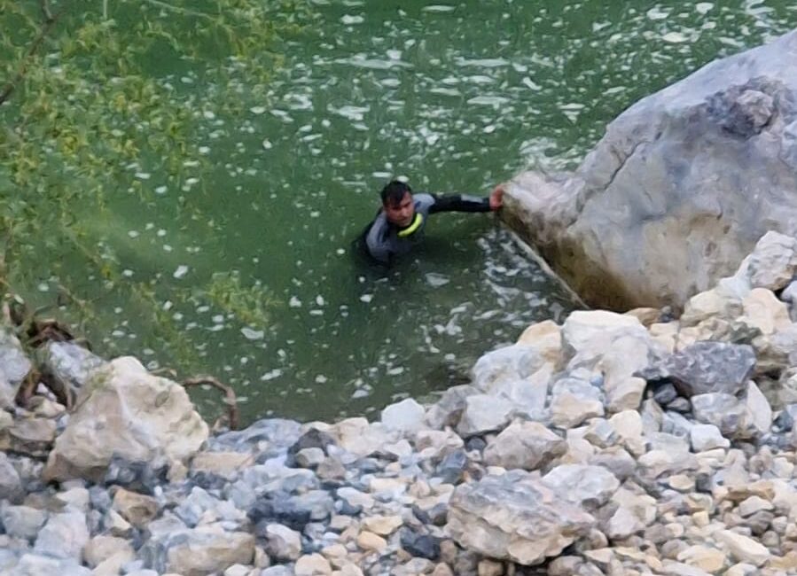 Kahramanmaraş’ın Onikişubat ilçesinde dün, nehir kenarında avlanan bir vatandaş akıntıya