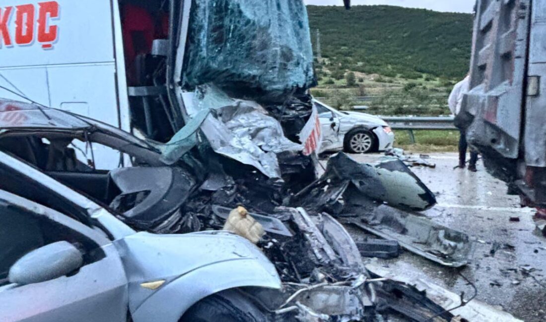 Kahramanmaraş ile Gaziantep’i birbirine bağlayan karayolunda meydana gelen zincirleme trafik