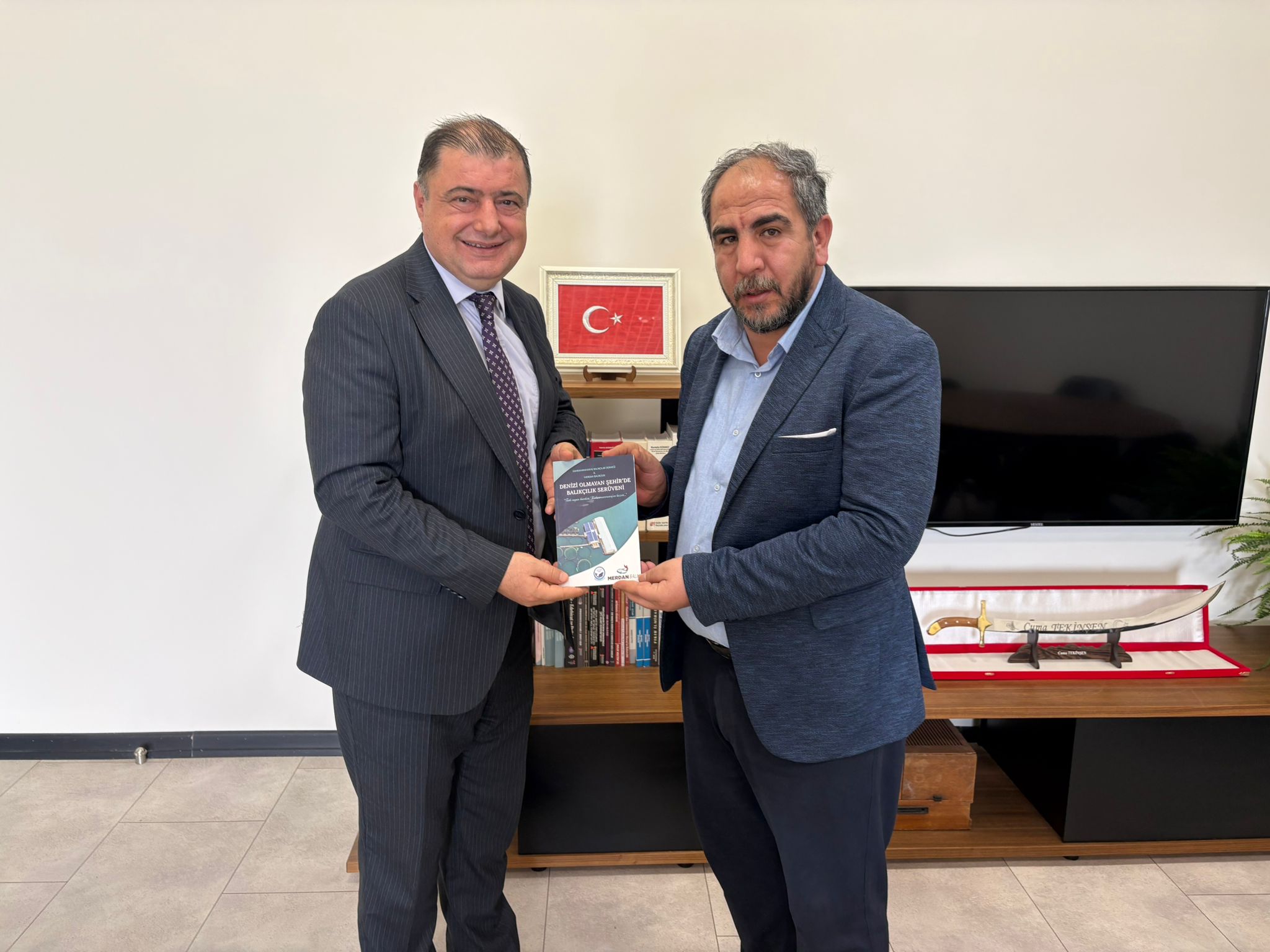 Denizi Olmayan Şehirden Balıkçılık Serüveni” Kitabı Başkan Toptaş’a Takdim Edildi 4 6f3e2b02 4cd7 413c 80b5 b04a9516700d