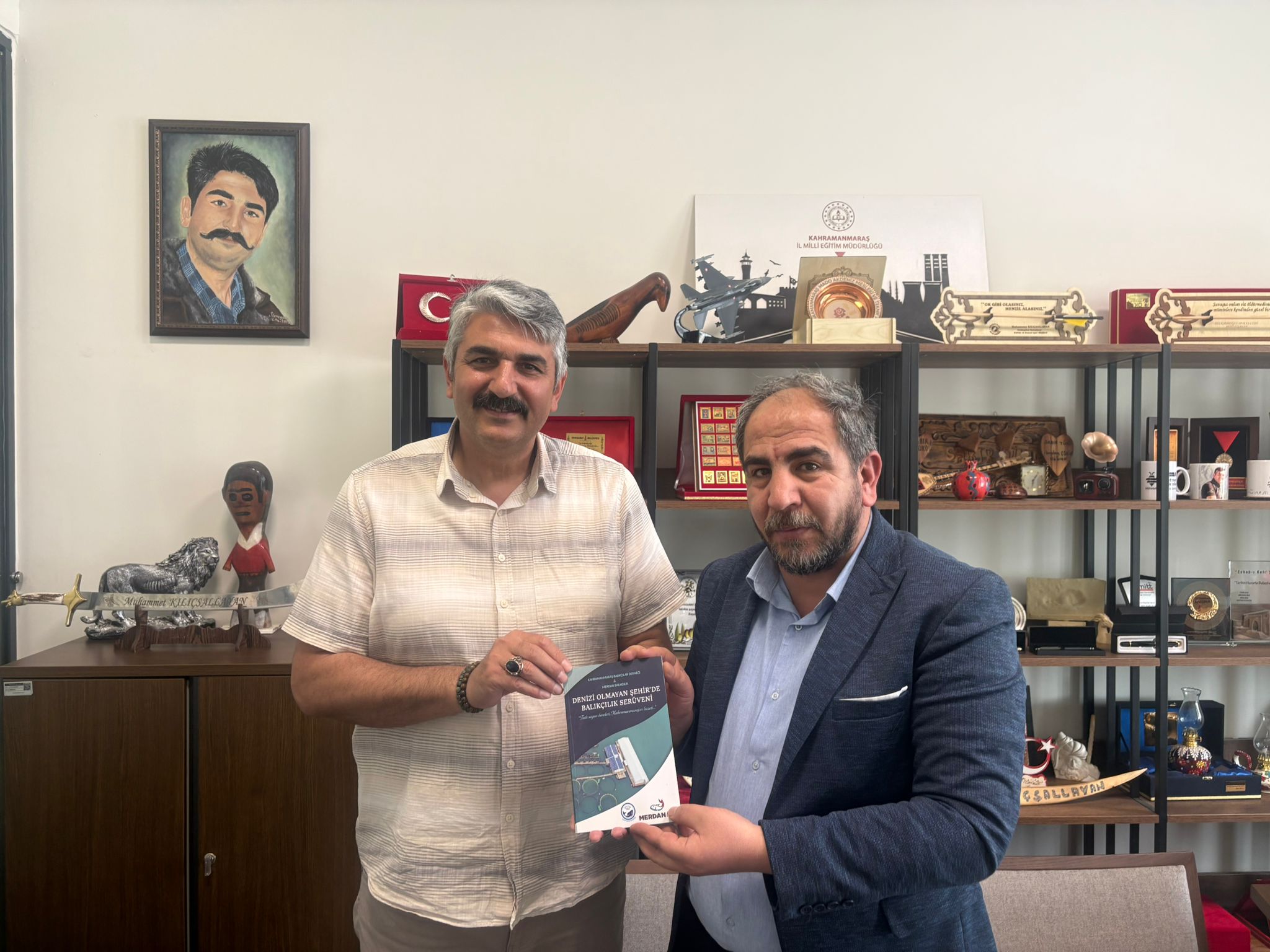 Denizi Olmayan Şehirden Balıkçılık Serüveni” Kitabı Başkan Toptaş’a Takdim Edildi 1 7d04e806 4f91 4165 8b2f 147febdc12a0