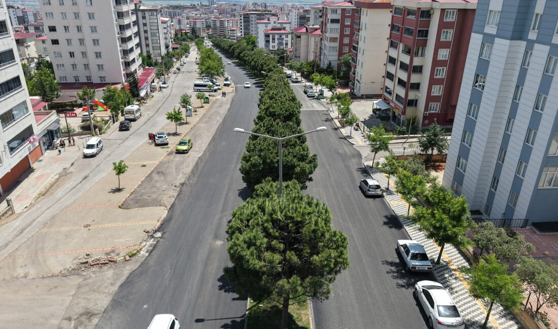 Büyükşehir Belediyesi, Ahır Dağı Caddesi’nde asfalt serimini tamamladı.