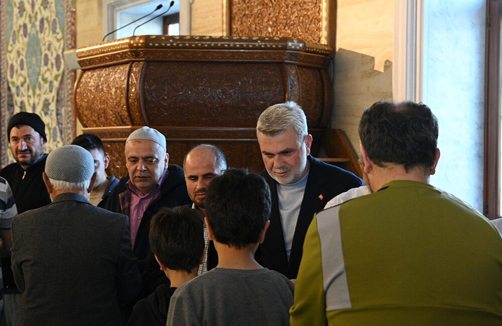 Bayram Namazı’nı Abdülhamid Han Camii’nde eda eden ve cemaatle tek