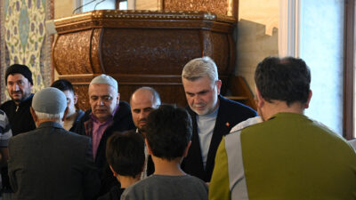 Bayram Namazı’nı Abdülhamid Han Camii’nde eda eden ve cemaatle tek