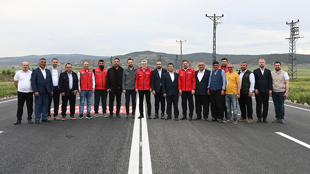 Dulkadiroğlu Elmalar Yolu’nda gerçekleştirilen asfalt çalışmalarını yerinde inceleyen Başkan Görgel,