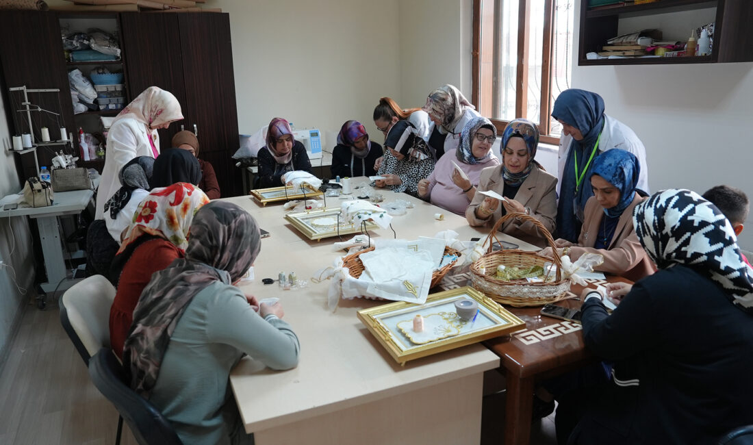 Büyükşehir Belediyesi, Karaziyaret Sosyal Tesisi’nde kadınlara yönelik “Sunum Peçete Atölyesi”