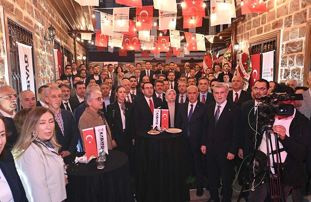 Ankara’daki Kahramanmaraş Evi’nde düzenlenen KABİYAD kuruluş ve tanıtım toplantısına katılan
