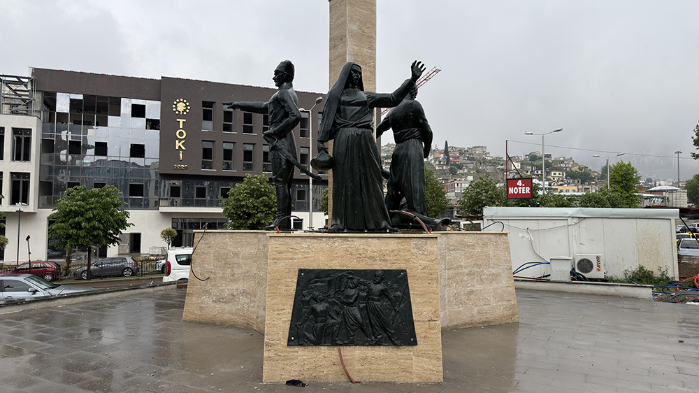 Atatürk ve Sütçü İmam anıtı Yeniden Ait Olduğu Yerde! 1 Kibris Meydani 3