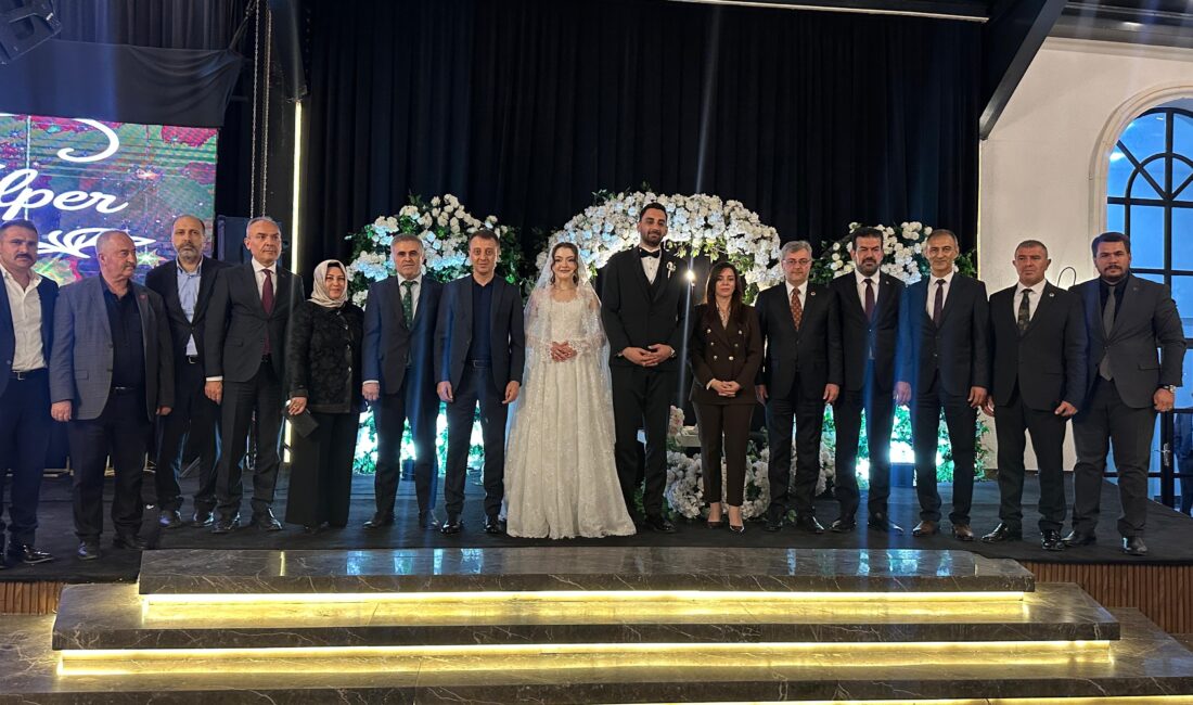 Hüseyin Mart’ın oğlu Alper Mart ile Beyza Topal, düzenlenen düğün