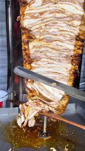 Türkiye genelinde sokak lezzetlerinin vazgeçilmezi olan tavuk döner fiyatlarında şaşırtan