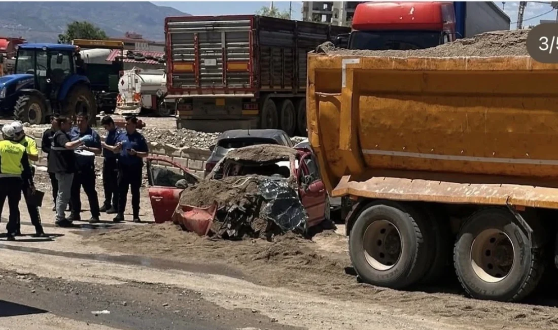 Kahramanmaraş’ın Dulkadiroğlu ilçesinde kontrolden çıkan bir hafriyat kamyonu, ortalığı savaş