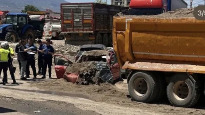 Kahramanmaraş’ın Dulkadiroğlu ilçesinde kontrolden çıkan bir hafriyat kamyonu, ortalığı savaş