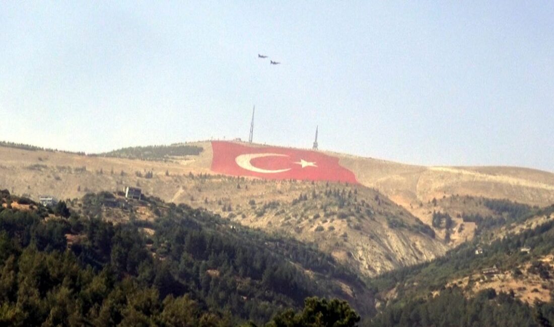 Kahramanmaraş’ın sembolü haline gelen Ahır Dağı’ndaki dev Türk bayrağı, zorlu