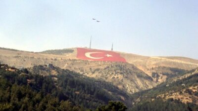 Kahramanmaraş’ın sembolü haline gelen Ahır Dağı’ndaki dev Türk bayrağı, zorlu