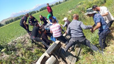 Kahramanmaraş’ın Elbistan ilçesinde kontrolden çıkan bir otomobil, sulama kanalına düştü.