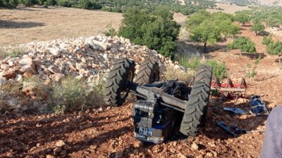 Kahramanmaraş’ın Pazarcık ilçesinde kontrolden çıkarak devrilen bir traktörün sürücüsü, meydana