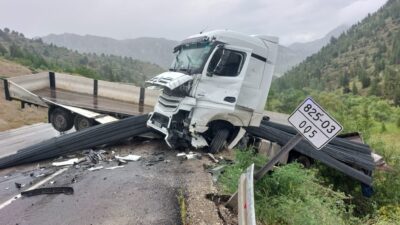 Kahramanmaraş’ta briket ve demir yüklü iki tırın kafa kafaya çarpışması