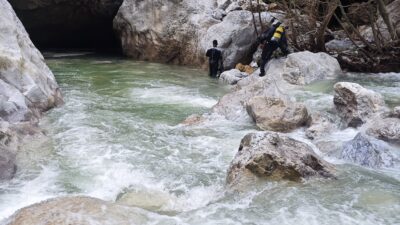 Kahramanmaraş'ın Onikişubat ilçesinde, balık tuttuğu sırada Ceyhan Nehri'ne düşen yaşlı
