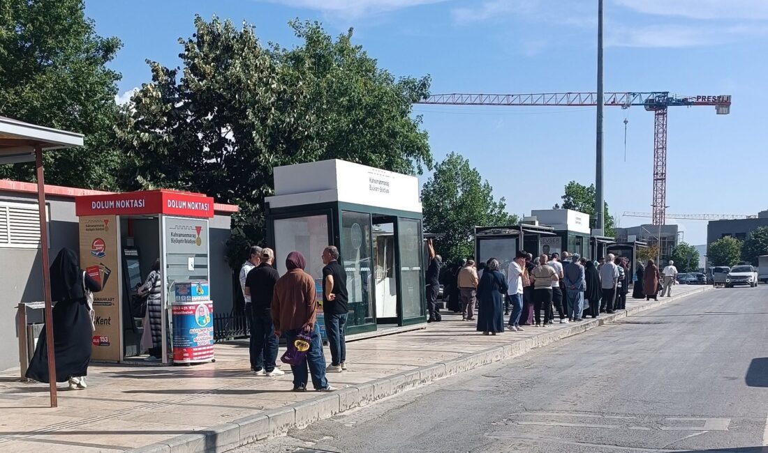 Kahramanmaraş’ta şehir merkezinde bulunan otobüs duraklarında yaşanan gölgelik eksikliği, vatandaşların
