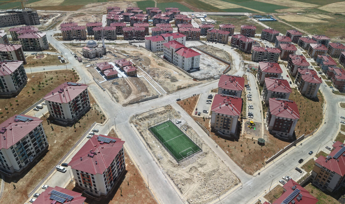 Büyükşehir Belediyesinin Afşin’de hizmete sunduğu 3 yeni sentetik halı saha,